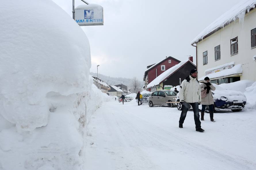 Zameteni u Delnicama: Nanosi snijega do balkona na 1. katu!