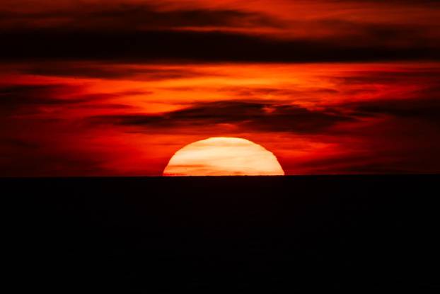 Vela Luka: Zalazak sunca promatran sa trajekta Oliver