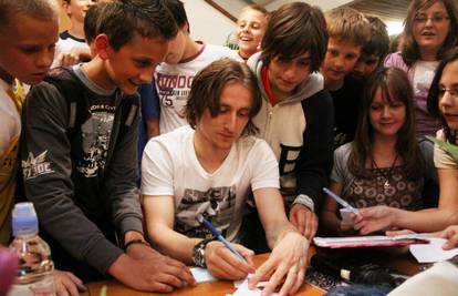 Luka Modrić posjetio svoju školu i donirao dresove...