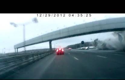 Kamera uhvatila trenutak pada aviona na autocestu u Moskvi