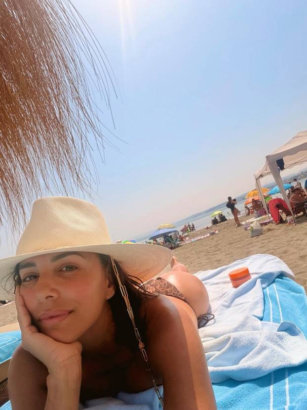 FOTO Druga boja bikinija, isti učinak: Eva Longoria na plaži pipkala svoje zanosne obline