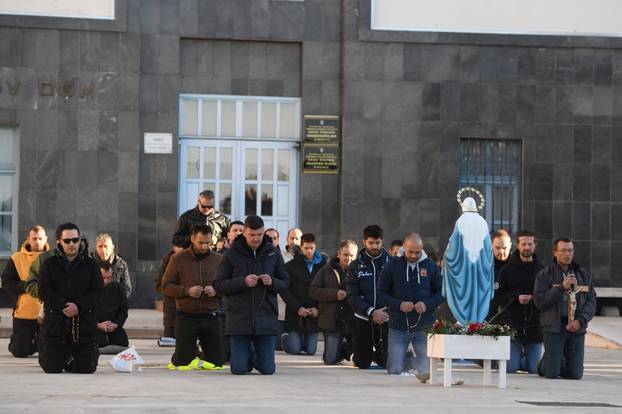 Muškarci mole krunicu u Šibeniku