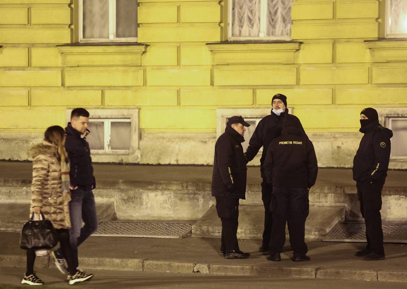Zagreb: Policija i prometni redari dežuraju oko HNK i ne dopuštaju okupljanje mladima