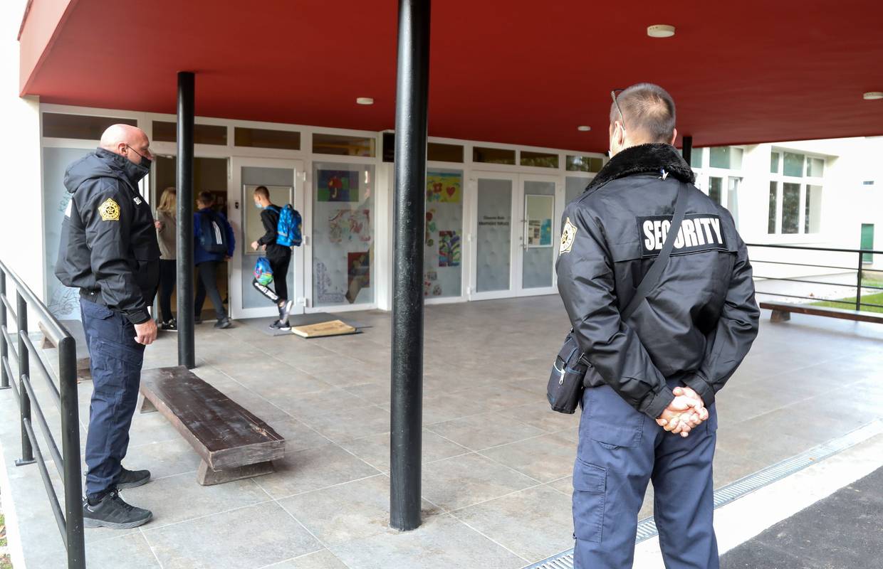 Zaštitari i policija ispred škole, učenik ušao bez maske, rekli mu da je stavi, nije htio pa je otišao