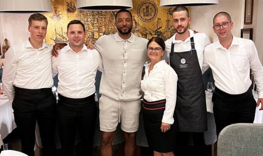 NBA zvijezda stigla na odmor u Dubrovnik: U društvu prijatelja uživao u ribljim specijalitetima