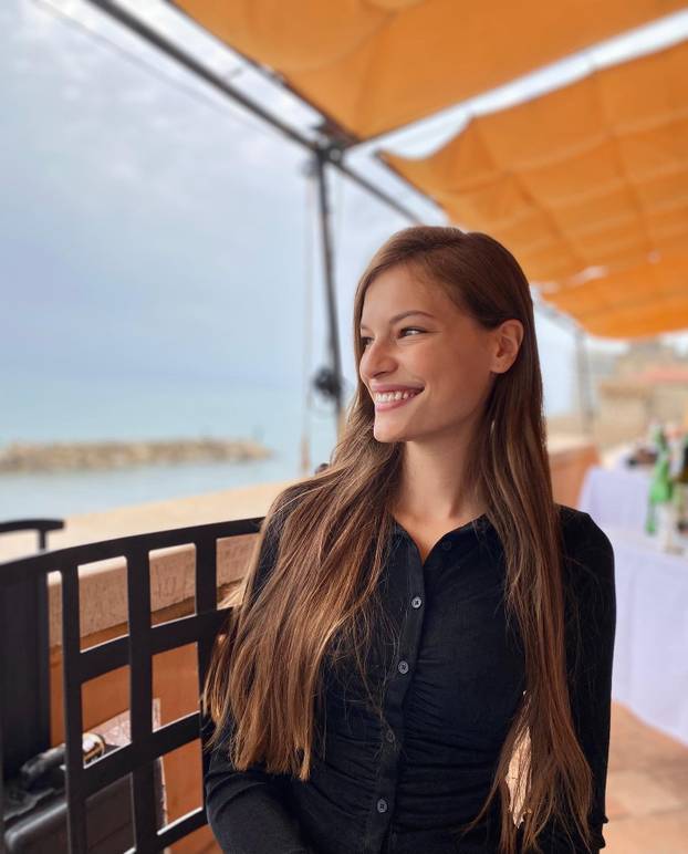 FOTO 'Trogirska Heidi Klum' na Poljudu: Voli Hajduk i brze aute, a zavidi joj i Victoria Beckham