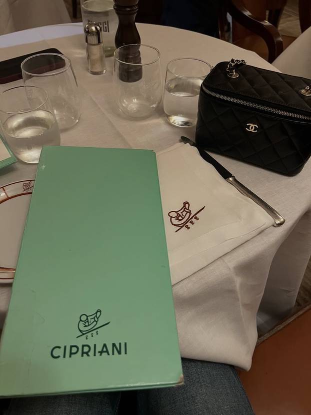 Pogledajte kako se Severina opušta na odmoru: Brčkanje u bazenu, fina hrana i skupi izlozi