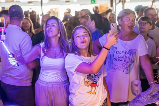 Split: Atmosfera na trajektu koji vozi na koncert Trag u beskraju
