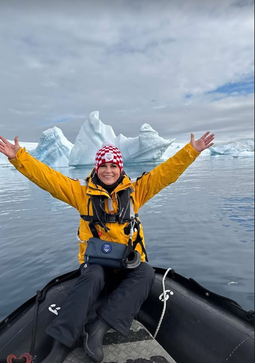 FOTO Kolinda se okupala na Antarktici, pogledajte skok u ledenu vodu: Jedan, dva, tri!