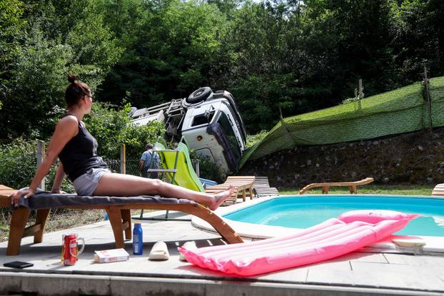 Jastrebarsko: Kamion probio ogradu kuće za odmor