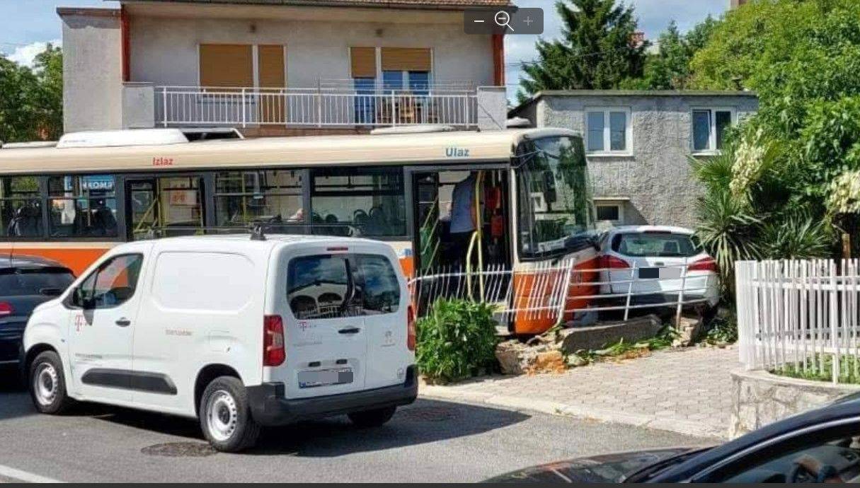 VIDEO Autobus oštetio par auta na stanici u Rijeci, vozač nije povukao ručnu. Ozlijeđen je