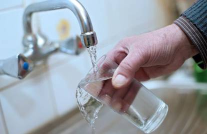 Jeftinija je iz pipe: Trebamo li prestati kupovati vodu u boci?