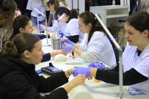 Sve vi&scaron;e mladih &zcaron;eli u frizerke, &scaron;teta &scaron;to im ne urede &scaron;kolu