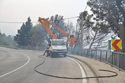 FOTO Teška noć u Tučepima: Umorni vatrogasci leže na cesti, vatra zahvatila kuće, ranč...