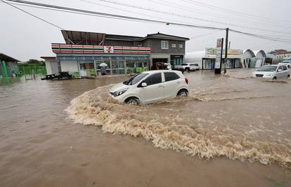 Južnu Koreju pogodile poplave i klizišta, evakuirali stotine ljudi