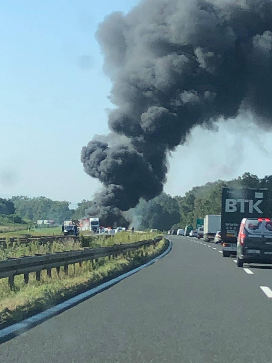 Prizori užasa s autoceste: Dvoje ljudi poginulo u teškoj nesreći