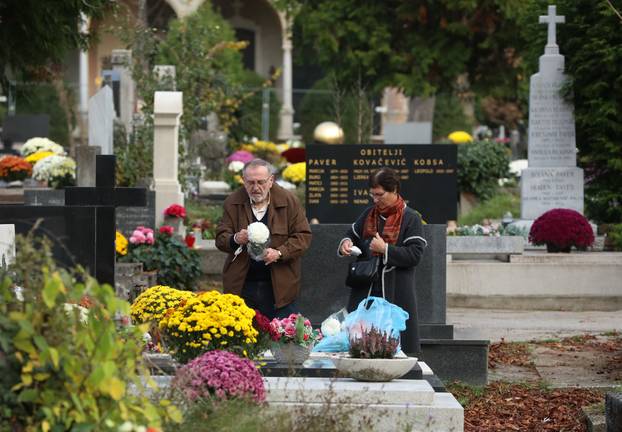 Zagreb: Građani obilaze posljednja počivališta svojih najmilijih uoči Svih svetih