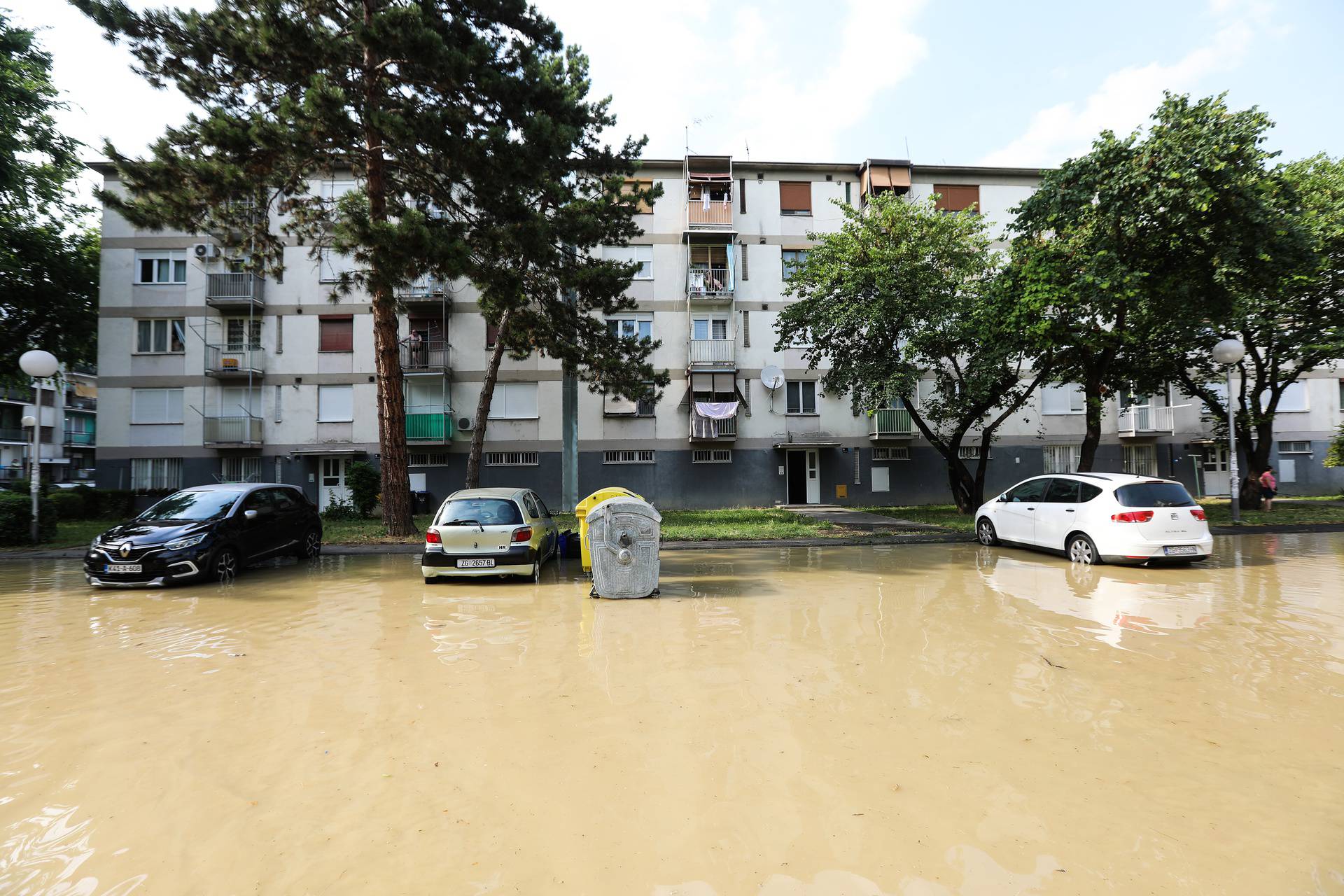 Zagreb: U Gajnicama pukla cijev, poplavila cijelu ulicu