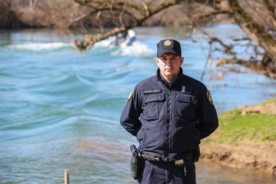 24sata Hrvatska Kostajnica: Policajci koji su prvi pronašli migrante koji su spašeni iz rijeke Une