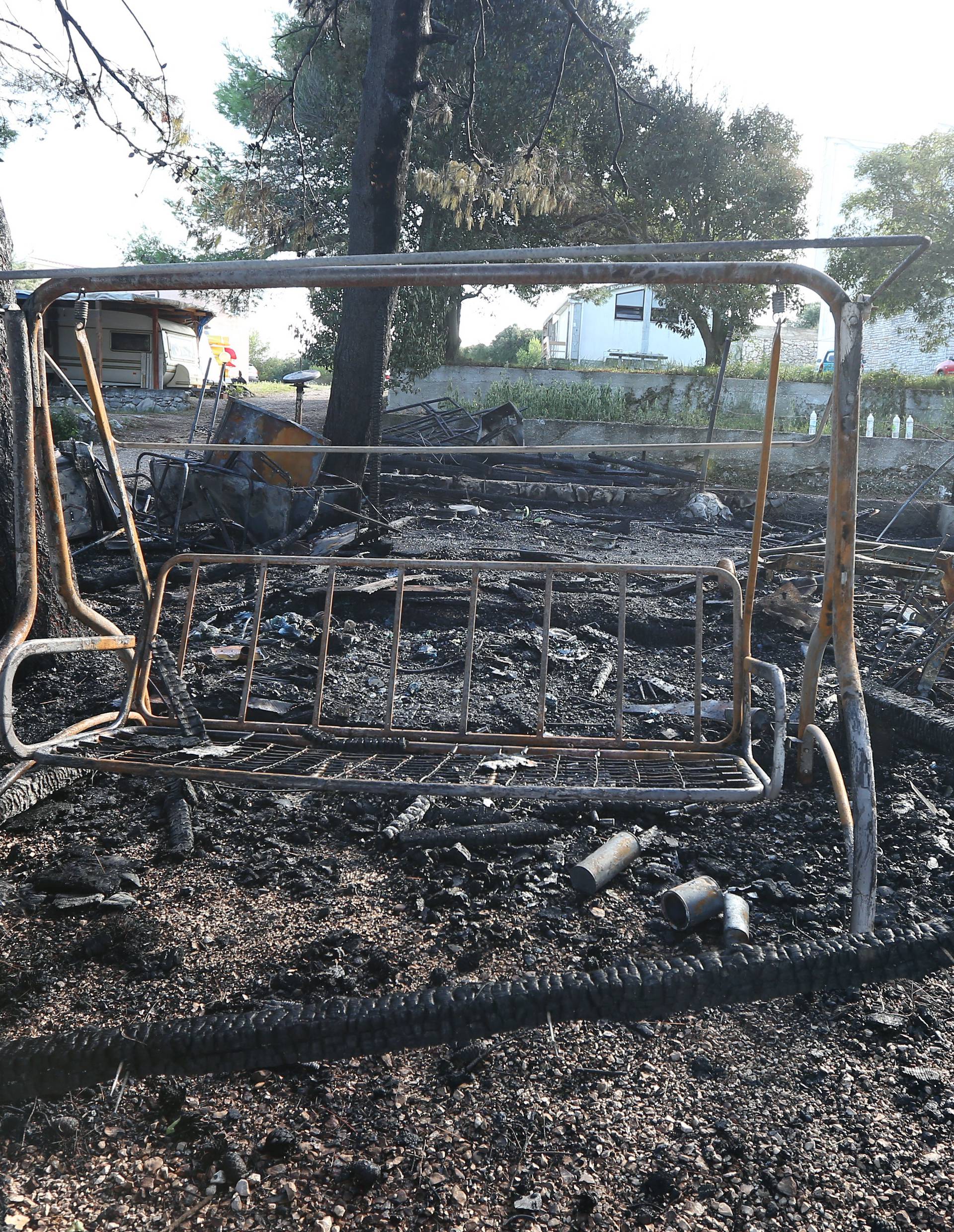 ZablaÄe: Zbog udara groma u auto kampu izgorjela kamp kuÄica i borovi oko nje