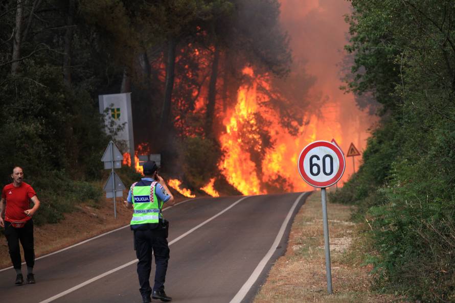 VIDEO Požar u Puli je pod nadzorom: Izgorjelo 40 hektara, uspjeli obraniti kuće