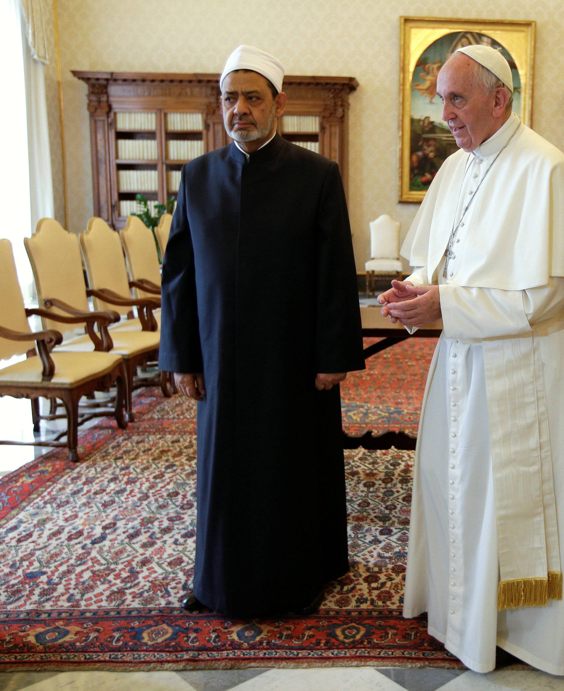 Pope Francis walks next to Sheikh Ahmed Mohamed el-Tayeb, Egyptian Imam of al-Azhar Mosque, at the Vatican