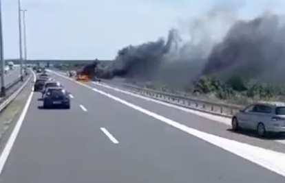 VIDEO Zapalio se auto na autocesti A1 kod odmorišta Nadin. Nema ozlijeđenih