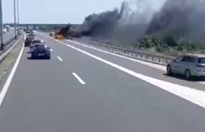 VIDEO Zapalio se auto na autocesti A1 kod odmorišta Nadin. Nema ozlijeđenih