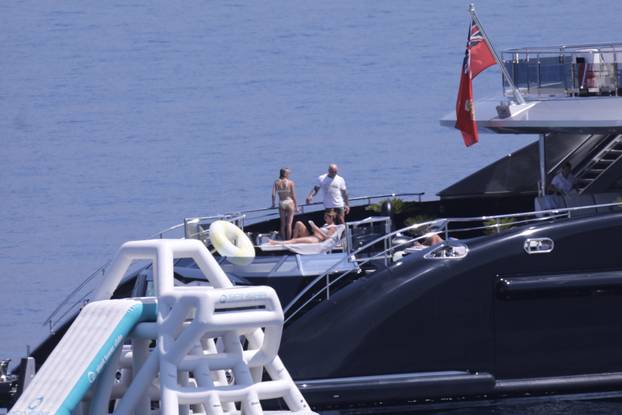 Obiteljski odmor slavnog podcastera na Braču: Joe Rogan uživa na superjahti, kupa se i skače u more