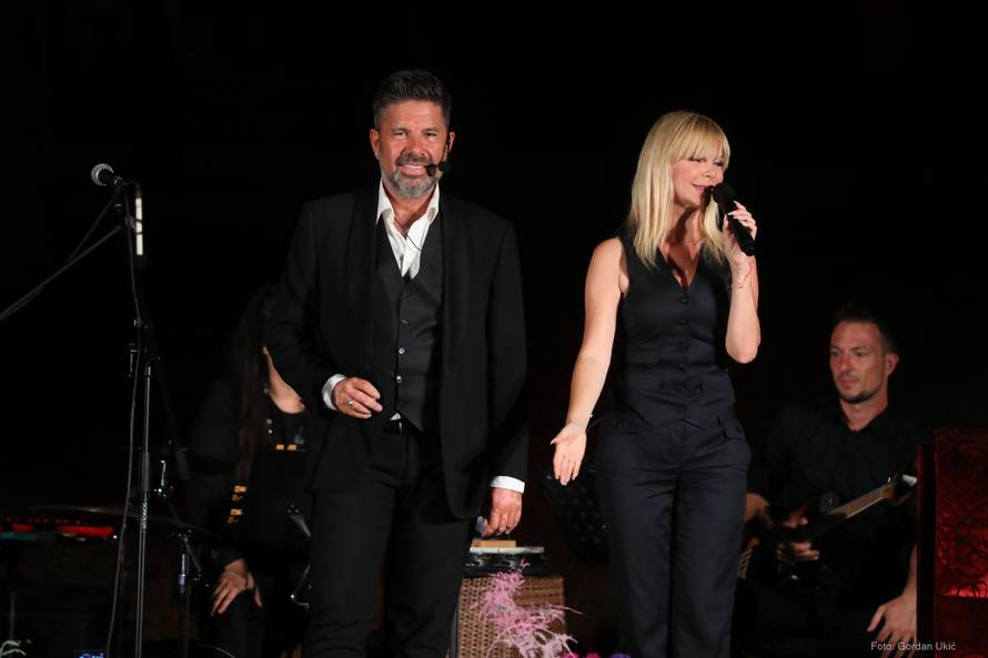 Otvoren 23. Art&More festival: Okupljene  je oduševio glazbeni program, stigla i Mila Elegović