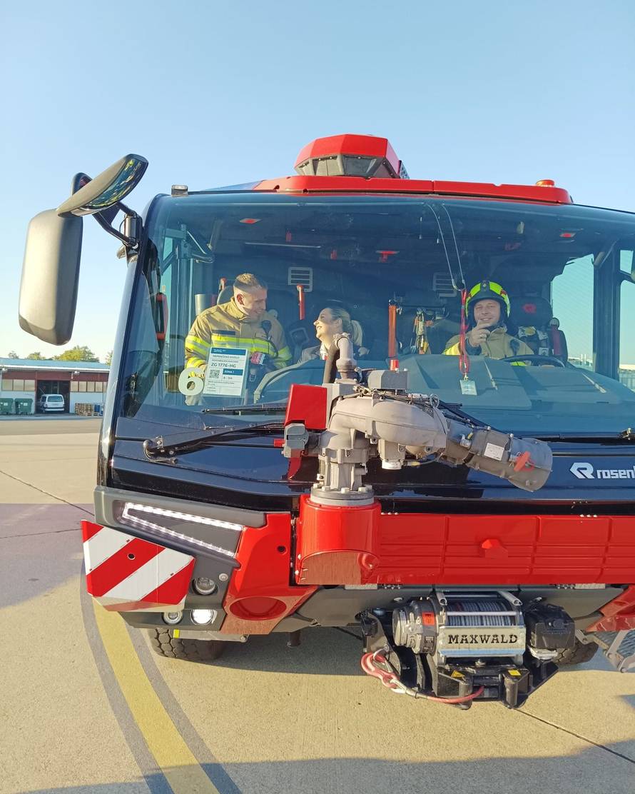 FOTO Vatrogasac u zagrebačkoj zračnoj luci zaprosio stjuardesu: 'Kad je rekla da, stres je nestao'