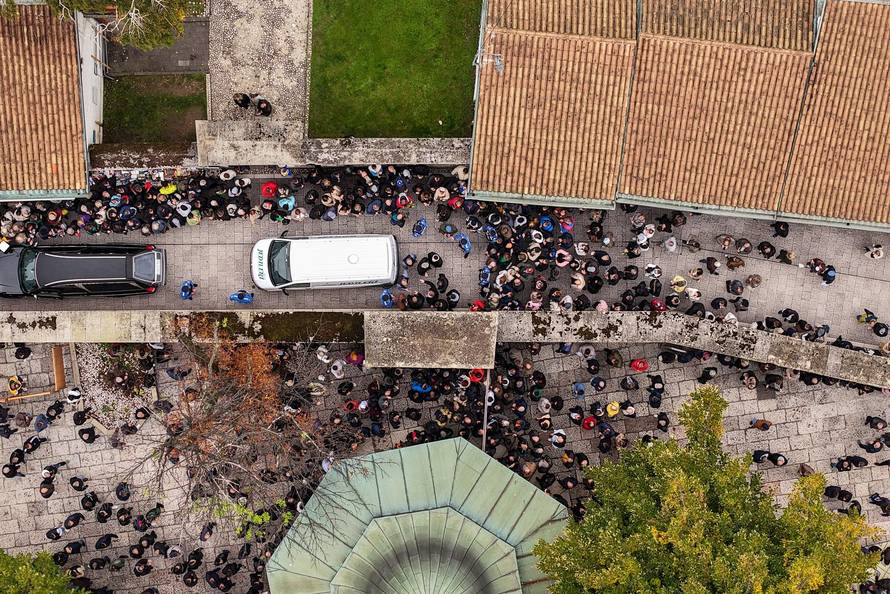 Sarajevo: Pogled iz zraka na dženazu za Halida Bešlića u Gazi Husrev-begovoj džamiji