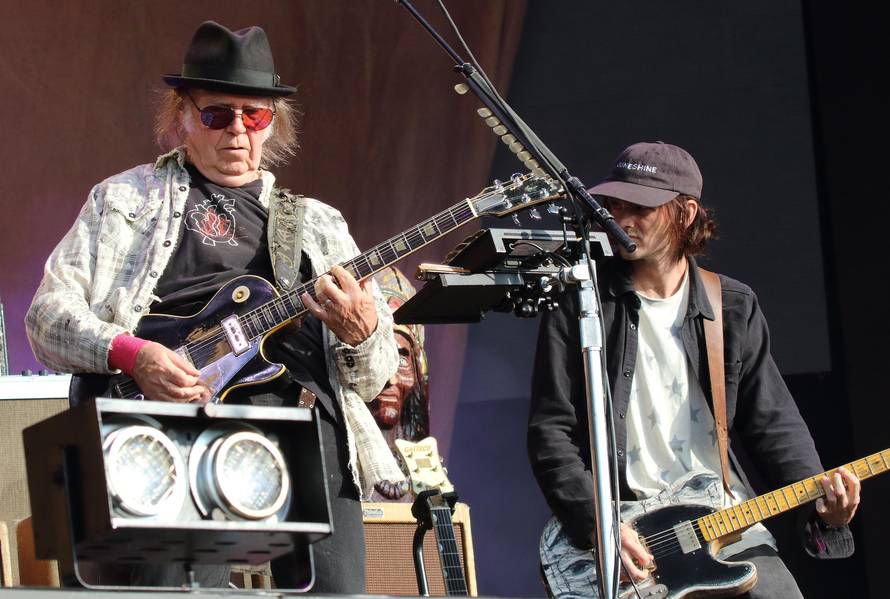 Neil Young zatražio da uklone svu njegovu glazbu sa Spotifya: 'Vi i Joe Rogan širite fake news'