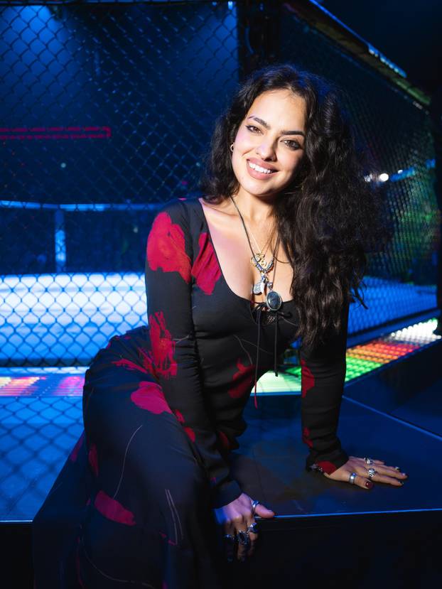 FOTO Atraktivna borkinja UFC-a i Playboyeva zečica snimile su kako se hrvaju. Fanovi u ekstazi