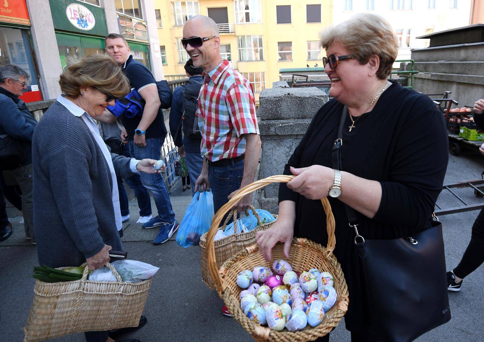 Zagreb: Most dijelio Äokoladne pisanice i razgovarao s graÄanima