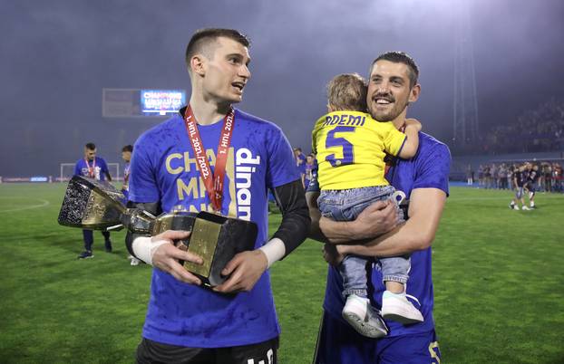 Nogometaši Dinama ponosno pozirali sa svojim obiteljima