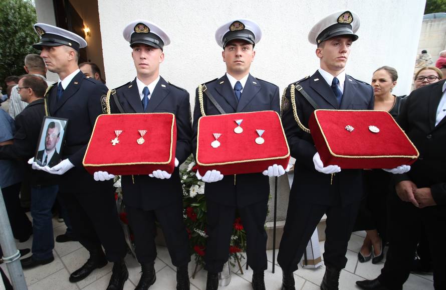 Imotska krajina oprostila se od svoga komodora Ivice Tolića