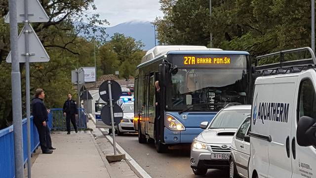 Učenici maltretirali vozača u Bakru i pobjegli pred policijom