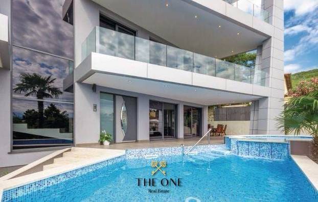 FOTO Ekskluzivnu vilu u Opatiji prodaju za 3,9 mil. eura: Unutra sve bliješti od stotina lampica!