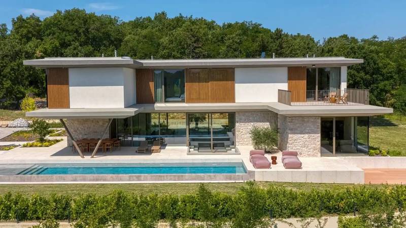 Ova vila kraj Motovuna izgleda kao da je stopljena s prirodom: Ima privatni spa, jacuzzi, bazen