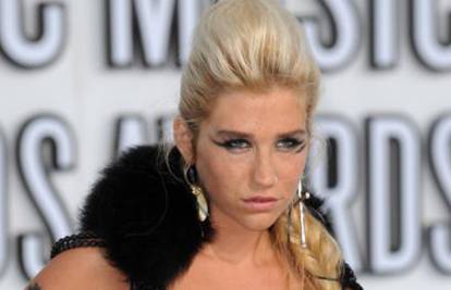 Ke$ha se zbog poremećaja u prehrani sad prijavila u kliniku