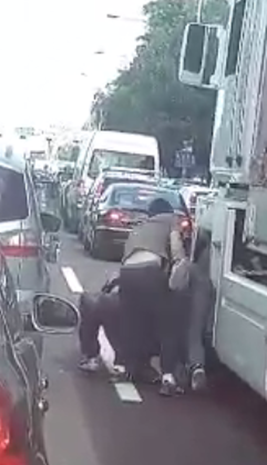 Obračun na asfaltu: Izvukli su vozača iz kamiona i pretukli ga