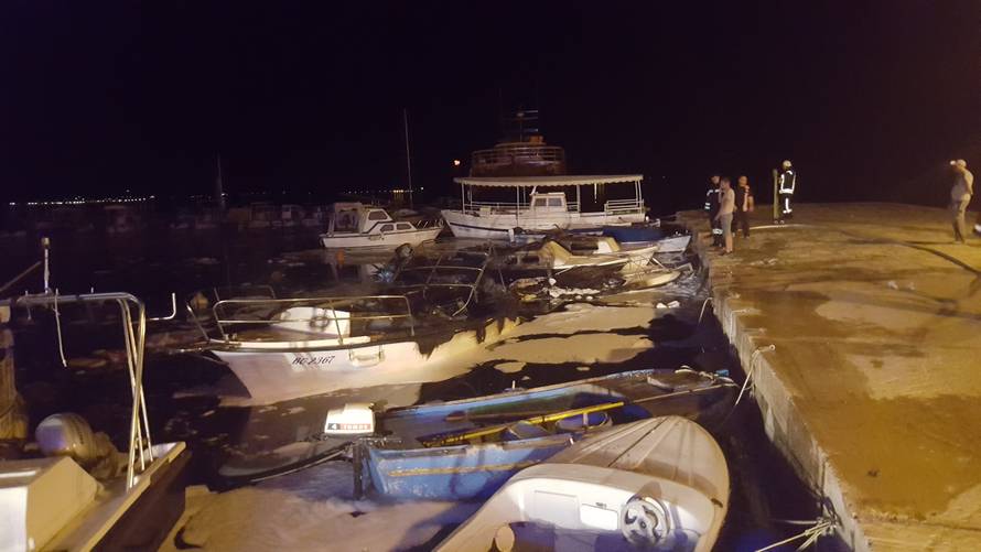Zagađeno more: U noći planulo nekoliko brodica, dvije potonule