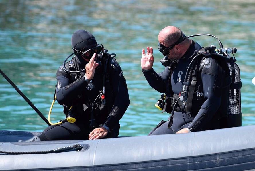 Svećenik s broda 'Sponzoruše' blagoslovio morski 'Križni put'