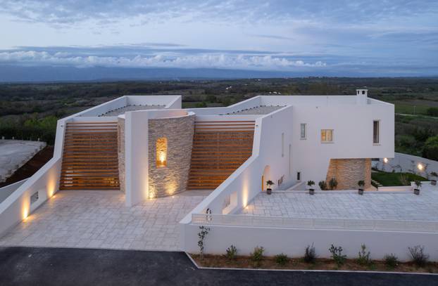 FOTO Ova kuća za odmor blizu Zadra nema niti jedan 'ravni' zid, a noćenje stoji 1100 eura