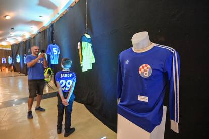 Zagreb: Izložba starih Dinamovih dresova u Ciboni