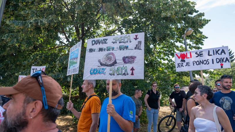 'LAKRDIJA' U GOSPIĆU Građani i oporba napustili su sjednicu o otpadu, Milanović saziva Sabor