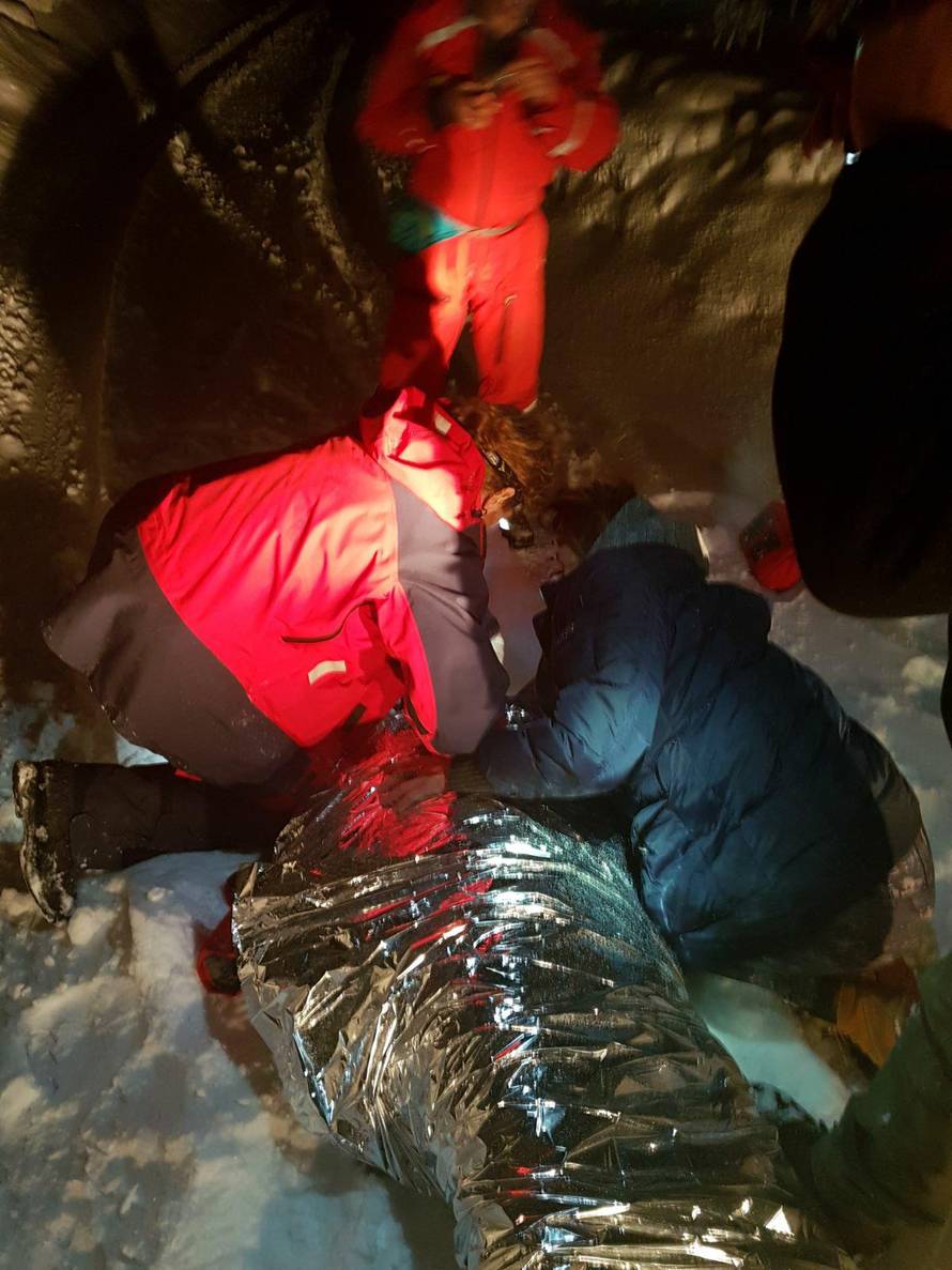 Automobil zaglavio u snijegu, krenuo je pješice i smrznuo se