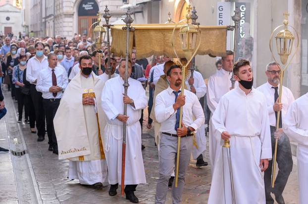 Zadar: Procesiju ulicama grada na blagdan Tijelova predvodio je nadbiskup Želimir Puljić