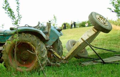 Orao njivu kraj kuće pa mu traktor prešao preko glave